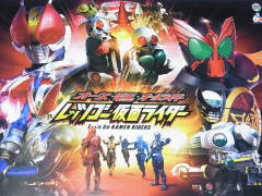 仮面ライダーの映画を見に行った。　隣席の女「息子をヒザに座らせてあげてもらえませんか」俺（…….え？マジ！？）　無神経だなと思ったが、想定外な展開に