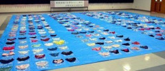 【画像】警察さん、女性用下着394点をまたきれいに並べて公開してしまうｗｗｗｗｗｗｗｗｗ