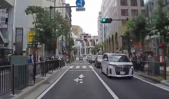 【動画】女さんのノールック横断、ガチで怖いwwwwwwwwwwwwwwwwwwwww