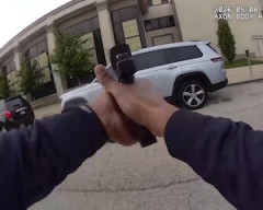 【動画】銃を向けてきた相手に2マガジン分撃ち込む警官のボディカム。