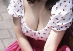 美人配信者、前屈みで鍾乳洞のような乳がボロンwwwwwwwww