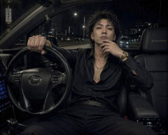 【画像】アルファードやプリウスを運転してるやつの運転姿勢って大体これだよな