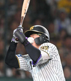 阪神・森下が左前腕付近に死球受け負傷交代　場内大荒れ　大ブーイング、スタンドで両軍ファンのけんか勃発　巨人・赤星の内角球が直撃