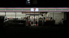 【悲報】ワンオペワイ、後のやつ来ない&オーナー連絡つかないで無事徹夜へ...