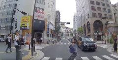 【動画】信号無視女、自分が悪いのに轢かれそうになって「キャーーーッ！！」と叫んでしまう