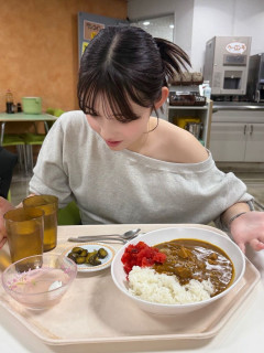 【画像】JCさん、肩出しして学食みたいなカレーを食べてしまう…