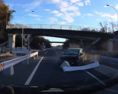 【動画】えぐい。中央分離帯超えの対向車に突っ込まれて納車半年の車が廃車に。