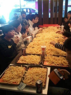 【悲報】チー牛、マックでオフ会を開いた結果ｗｗｗｗ