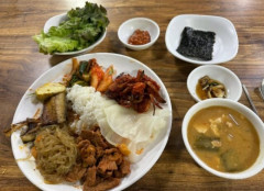 8000ウォン韓国料理ビュッフェで3皿食べた客が叱責、店主批判と「器を使いすぎ」の擁護が真っ二つ