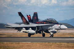米海兵隊岩国基地でF/A-18ホーネット戦闘機にハープーン対艦ミサイルの搭載訓練！