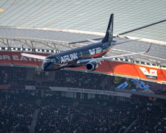 【動画】低すぎ。DHLスタジアムの上空を旅客機が超低空飛行。