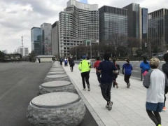 ｢皇居ラン｣そろそろ禁止？｢どけよ｣｢邪魔だよ｣と言うマナーの悪いランナーも...千代田区｢マナーの呼びかけや整備進めている｣｢婚活にもつながっていけば､区としても好ましい｣