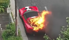 路上でスポーツカーが激しく炎上　運転手は避難し無事　東京・台東区　【動画あり】