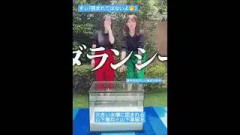 大きい水槽に囲まれる山下瞳月と山下葉留花