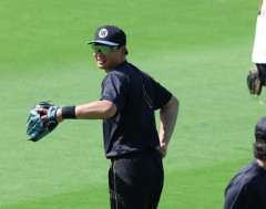 阪神　左前腕の打撲の森下が試合前練習に姿現す「痛いですけど、折れてなければ野球はできるので」