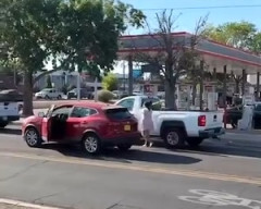 【動画】アメリカで撮影されたバット女とジジイの交通トラブルがｗｗｗ