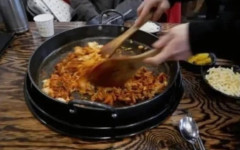 韓国人「健康に悪すぎる韓国の定番食文化『ポックンパッ』がこちらです‥」→「美味しさと引き換えに寿命を削る現実‥（ﾌﾞﾙﾌﾞﾙ」