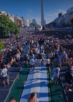 【動画】サッカーW杯優勝で10万人超えの大歓声！！メッシの悲願達成が凄い！！