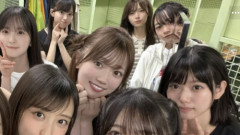 【悲報】森平麗心、6期生集合写真で無表情で映り込む。