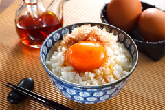 おれの嫁、専業主婦なのに夕食のおかずを生卵１個だけにしてしまうｗ　卵だけとかありえんだろ………