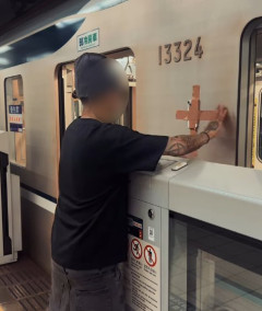 バカが地下鉄で電車にスマホを貼り付け電車と並走する動画撮影