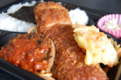 【悲報】ワア「コンビニ弁当とおにぎり数個とサンドイッチで…まあ1000円くらいやろｗ」←結果ｗｗｗｗｗｗ