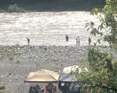 【動画】増水した長良川でバーベキューをする人たちが撮影される。