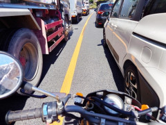 原付で車の左側をすり抜けしたら怒鳴られた挙句煽り運転されたんだが、これワイが悪いんか？？？