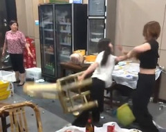 【動画】中国の女子たちの喧嘩が激しすぎワロタ。ポロリもあるよ。