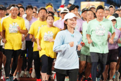星野真里、先天性ミオパチー患う11歳娘とゴールで涙の熱い抱擁　夫・高野氏「おかえり。そして、ありがとう。頑張ったね、頑張った」…「24時間テレビ」マラソンを完走