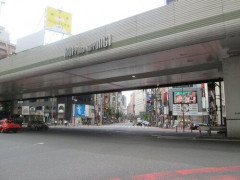 【悲報】六本木さん、とんでもない広告をデカデカと貼り付けてしまうwwwwwwwwww