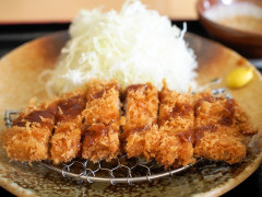 【一目惚れ！】仕事終わりに大阪梅田でウロウロして夕食にトンカツ屋に入って注文→スマホを探していたが見つからず…