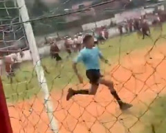 【動画】どこまでも逃げる主審。ブラジルでサッカーの審判をするのは命がけ。