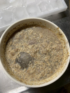 ワイ「アイスコーヒー飲みたいけどホット用の粉しかないな…せや！」