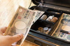 【呆然】ワイ「万札くずして」店員「ダメです」ワイ「じゃあうまい棒一つ」店員「はい」⇒結果！！