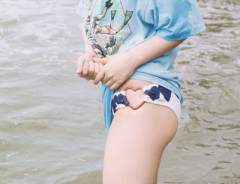 【画像】YOASOBIでベース弾いてる女、ガチで可愛いwwwww