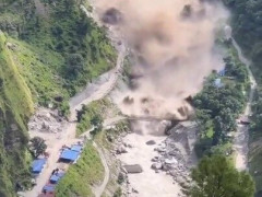 「人が歩いていても点にしか見えない」ネパールの山あいの町を濁流が飲み込んでいく【海外の反応】