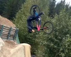 【動画】その落ち方はマズい。MTBでジャンプしようとした男性が何故か真下に・・・。