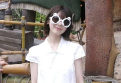 熱愛疑惑の筒井あやめ、ディズニー写真の筒井の隣に「男の腕時計」が写り込む