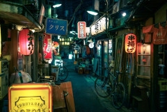 隣の客がタバコを吸った。俺「煙いから消して」店主「うちは飲み屋だ。タバコに文句を言うならもう来ないでくれ」俺「俺も客だろ？」　1週間後、再来店した結果……