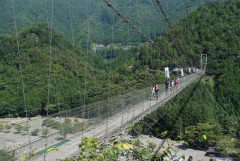 十津川村の吊り橋をバイクで走ったら落橋の危機←警察「歩行者専用じゃないから取り締まれません」