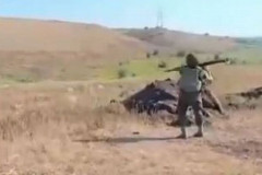 ロシア軍新兵が訓練中、RPGを自分の足元に向けて発射…上官から怒られる！