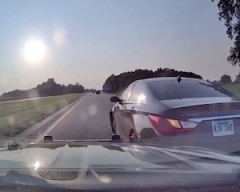 【動画】パトカーのPITマニューバーが失敗して関係ない車が巻き添えに(´･_･`)