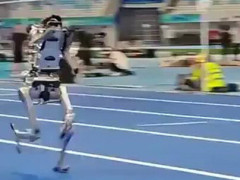 陸上トラックを全力疾走する二足歩行ロボット「ウサイン・ボルト、ねじの方な」【海外の反応】