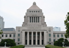 日本政府「税収は80兆円しかない。でも支出に必要なのは140兆円必要なんです。」