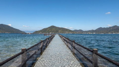 海外「日本にこんな場所が存在してたなんて！」海の中に続く道、広島県江田島市のクリスタルロードを見た海外の反応