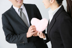 彼女と社内恋愛を隠して1年。同僚に合コンや女性を紹介されたらどうする？