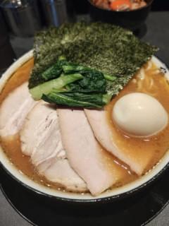 家系ラーメン食べた😡