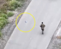 【動画】ドローン爆弾のキャッチには成功したのに落として爆発させてしまうロシア兵。