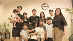 夫28歳&妻42歳の14歳差夫婦、恋の始まりは“勘違い” 11人大家族の現在に密着「仲良すぎて怖い」「ママとパパで2人でお風呂に入る」